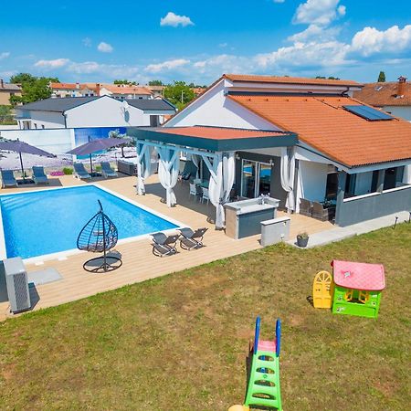 Villa Beauty With Heated Pool And Jacuzzi Kanfanar Exterior foto
