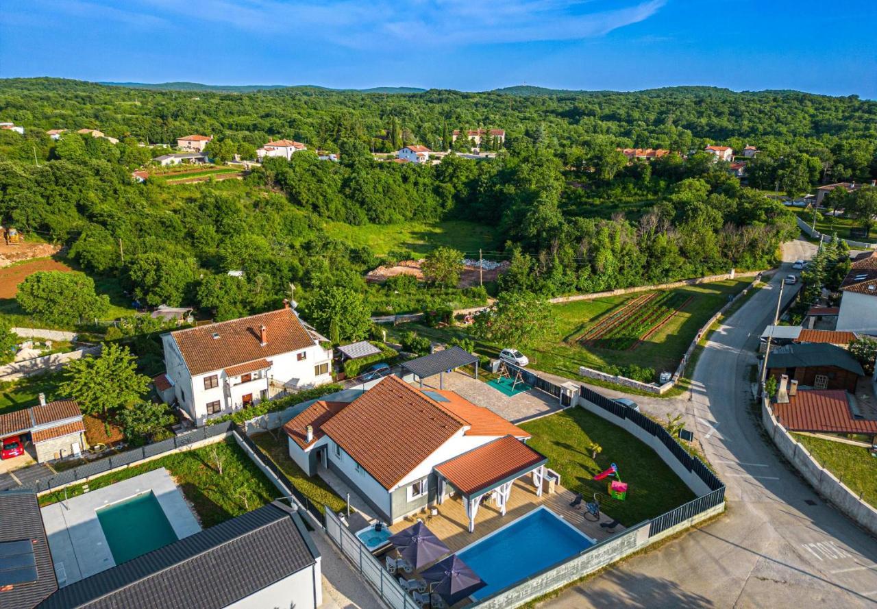 Villa Beauty With Heated Pool And Jacuzzi Kanfanar Exterior foto