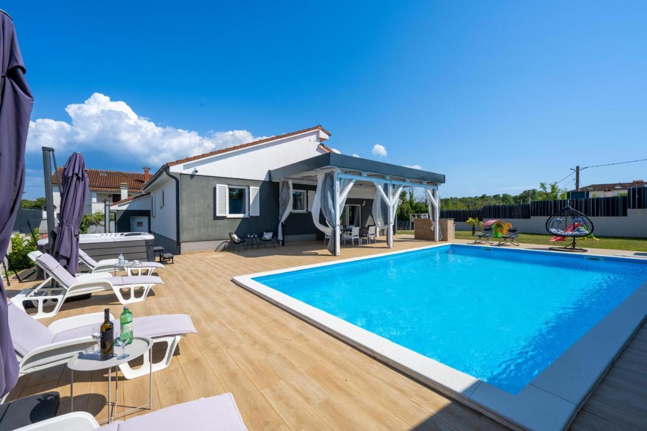 Villa Beauty With Heated Pool And Jacuzzi Kanfanar Exterior foto