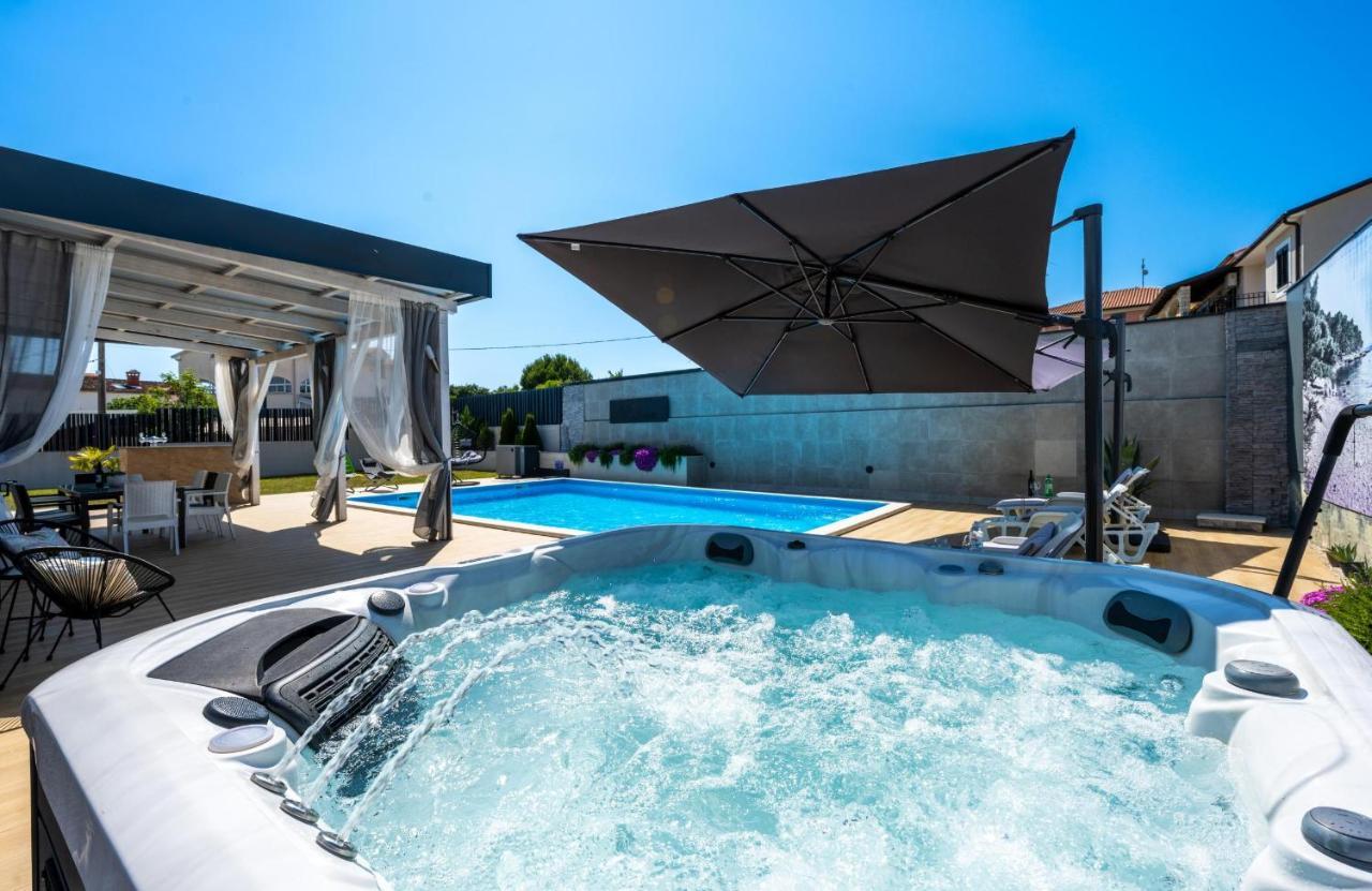 Villa Beauty With Heated Pool And Jacuzzi Kanfanar Exterior foto