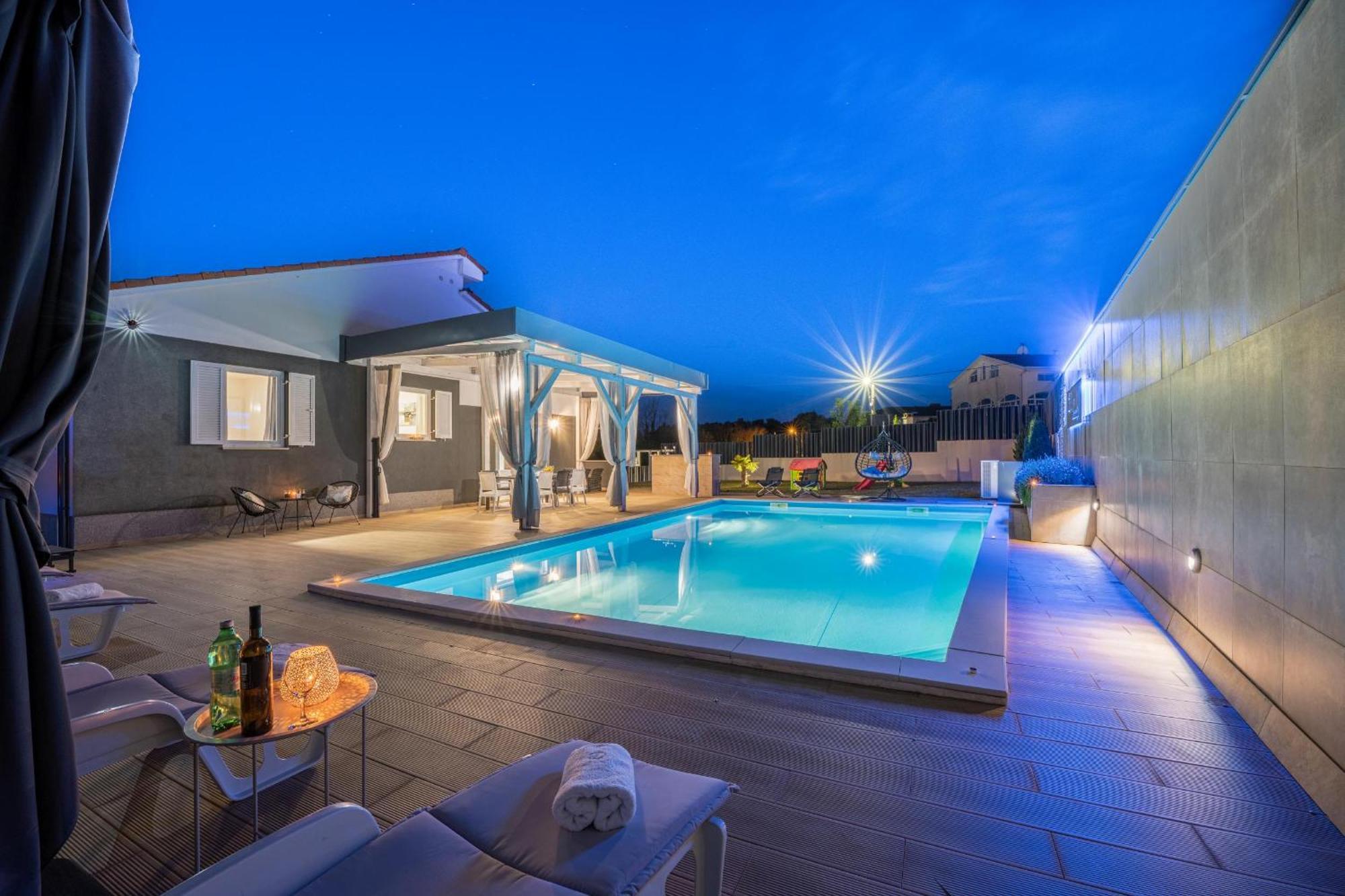 Villa Beauty With Heated Pool And Jacuzzi Kanfanar Exterior foto