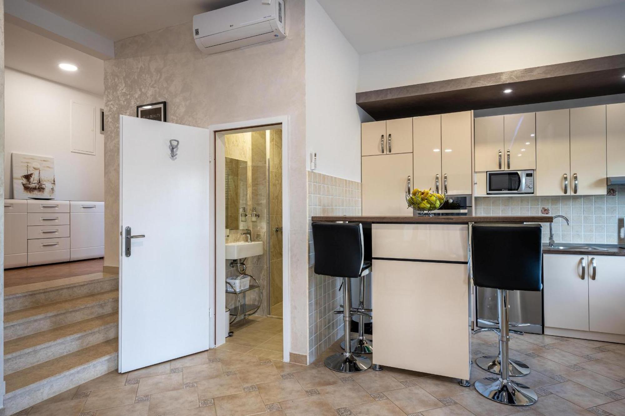 Villa Beauty With Heated Pool And Jacuzzi Kanfanar Exterior foto