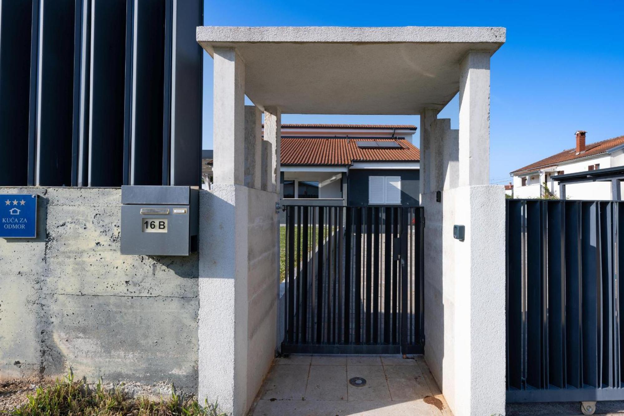 Villa Beauty With Heated Pool And Jacuzzi Kanfanar Exterior foto